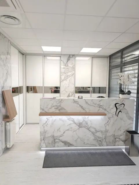 Banque d'accueil en marbre — cabinet dentaire à Saran