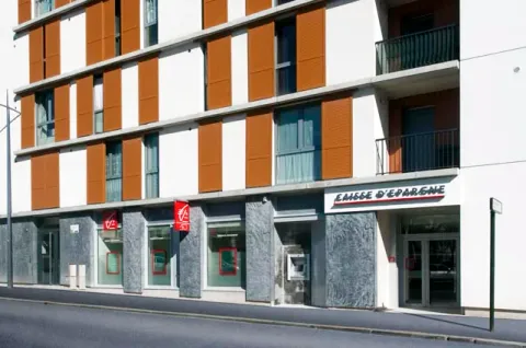 Aménagement extérieur d'une agence Caisse d'Épargne en pied d'immeuble à Orléans