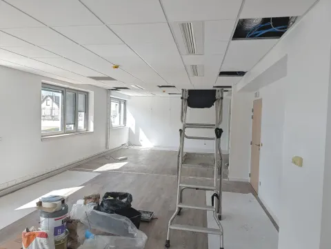 Plateau de bureaux en cours de rénovation avec faux-plafond et sol PVC dans le Loiret