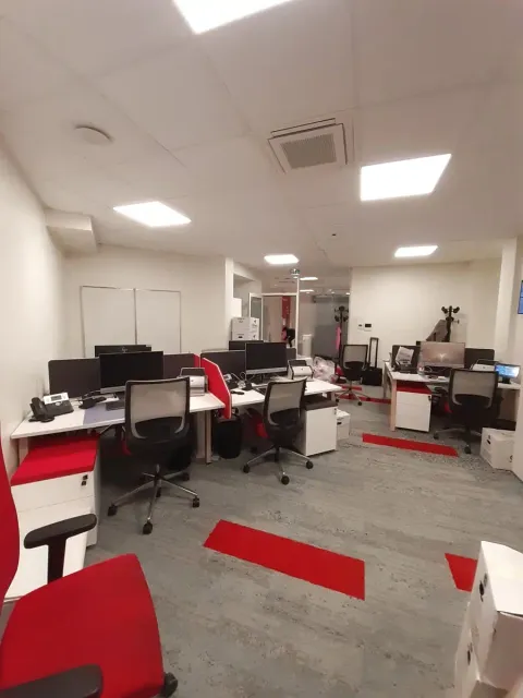 Aménagement d'un open space avec mobilier rouge et gris
