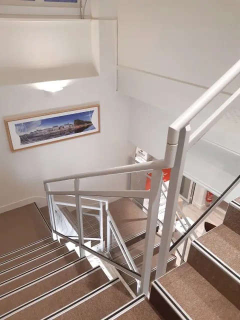 Garde-corps vitré d'une agence bancaire en Centre-Val de Loire