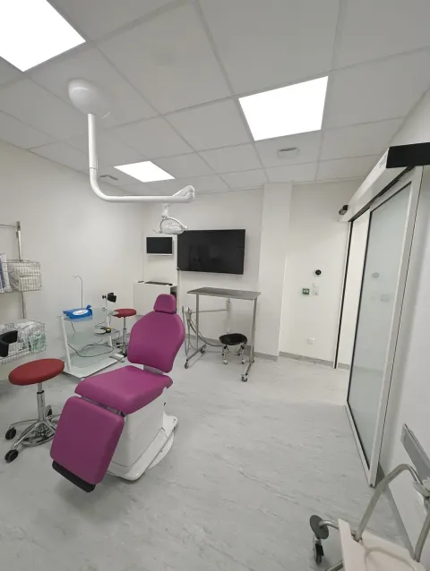 Bloc opératoire d'un cabinet dentaire dans le Loiret avec fauteuil rose