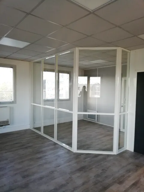 Création d'un bureau fermé avec cloison aluminium vitrée toute hauteur à Orléans