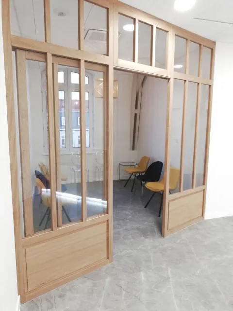 Salle d'attente d'un cabinet dentaire à Orléans avec verrière bois