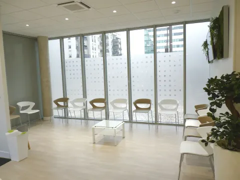 Salle d'attente lumineuse d'un cabinet d'ophtalmologie à Orléans