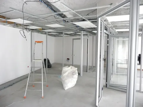 Chantier d'aménagement de bureaux dans le Loiret : ossatures cloisons et faux-plafond