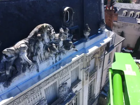 Réfection d'un chéneau en zinc sur bâtiment ancien à ornements sculptés à Orléans