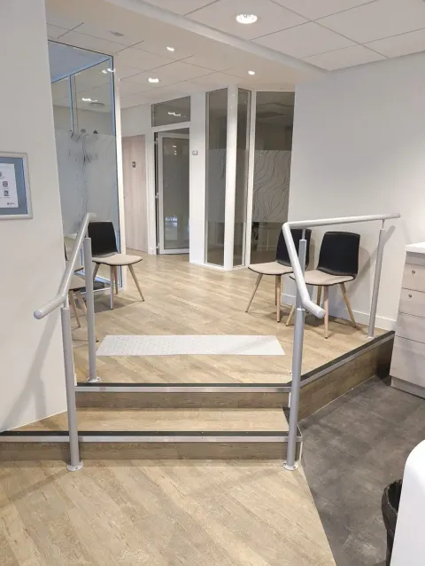 Rampe et circulation PMR dans une banque à Saint-Jean-de-Braye