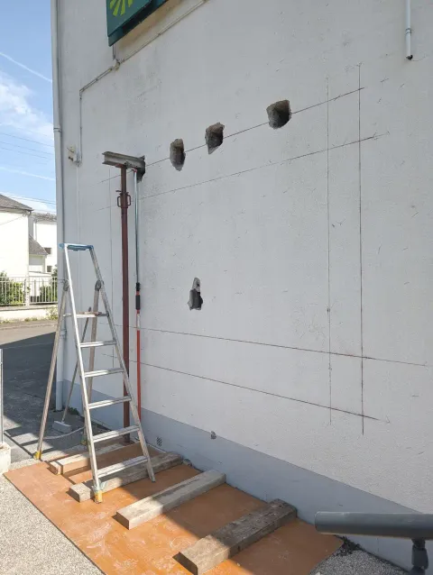 Tracé et carottages préparatoires à une ouverture en façade dans un mur porteur (Loiret)