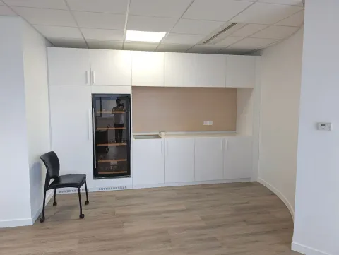 Tisanerie sur mesure avec cave à vin intégrée pour salle de réunion dans l'agglomération orléanaise (Loiret)