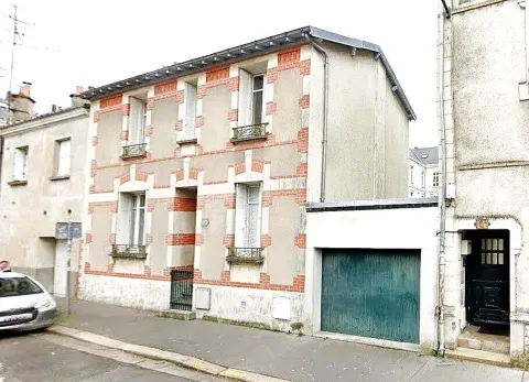 Bâtiment ancien avant travaux d'extension et démolition de garage à Tours