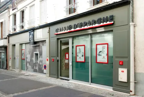 Façade bois d'une agence Caisse d'Épargne validée par l'ABF à Jargeau
