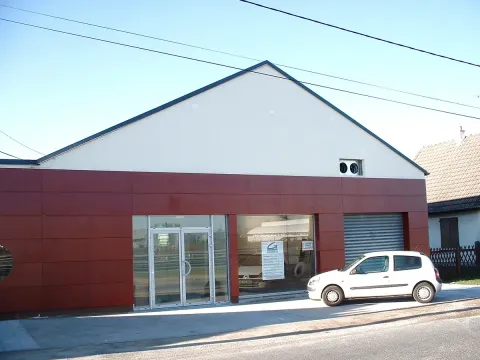 Façade rénovée d'un local commercial dans le Loiret