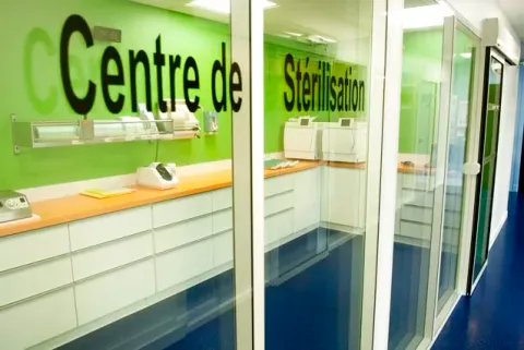 Local de stérilisation d'un cabinet dentaire avec cloisons vitrées et mobilier médical à Orléans