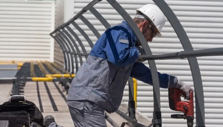 Technicien de maintenance ADM en intervention sur une installation technique dans un local tertiaire à Orléans