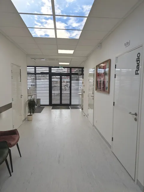Hall d'entrée d'un cabinet dentaire à Saran avec plafond ciel lumineux