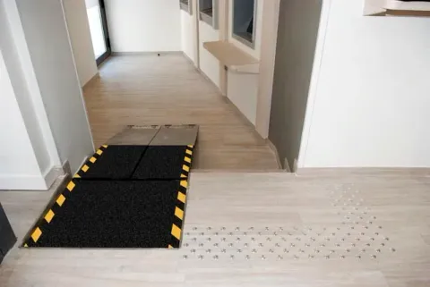 Mise en place d'une rampe PMR dépliante et bandes podotactiles pour accessibilité d'un ERP