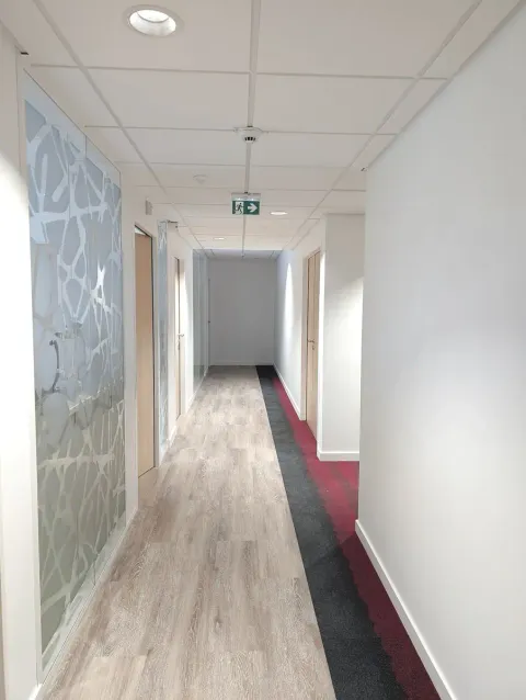 Couloir de bureaux réaménagé à Saint-Jean-de-la-Ruelle