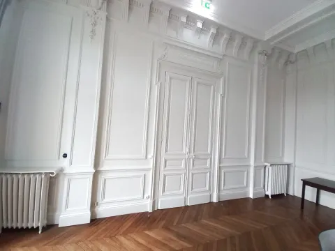Salle de réunion d'apparat avec boiseries et parquet point de Hongrie dans l'Indre (36)