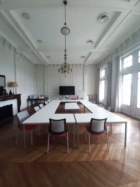 Salle de réunion rénovée avec parquet point de Hongrie et moulures à Orléans (Loiret)